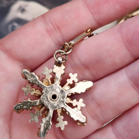 Vintage 1950's enamel & rhinestone snowflake pendant on gold tone chain - Picture 9 of 10